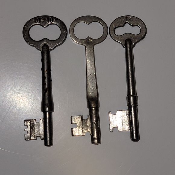 Vintage Lot Of 14 Old Antique Skeleton Keys 13 Solid Barrel / 1 Hollow - 6 Sizes - Picture 8 of 16